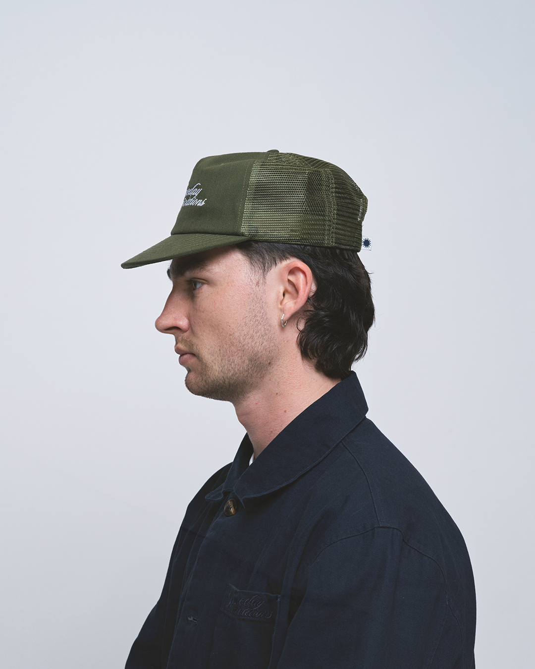 SCRIPT HBT TRUCKER CAP | OLIVE